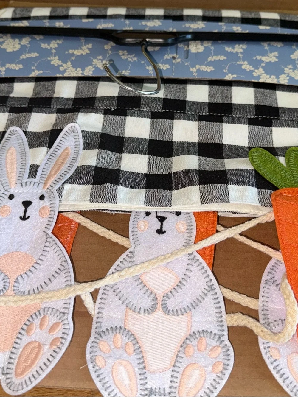 Rachel Ashwell Prairie Mantle Scarf. Buffalo Plaid Bunnies Carrots Easter A16